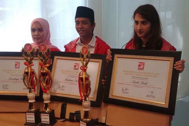 Partai Solidaritas Indonesia (PSI) memberi penghargaan kebohongan kepada pasangan calon presiden dan wakil presiden nomor urut 02, Prabowo Subianto-Sandiaga Uno, Jumat (4/1/2019). Selain itu, penghargaan kebohongan juga diberikan kepada Wakil Sekjen Partai Demokrat Andi Arief.