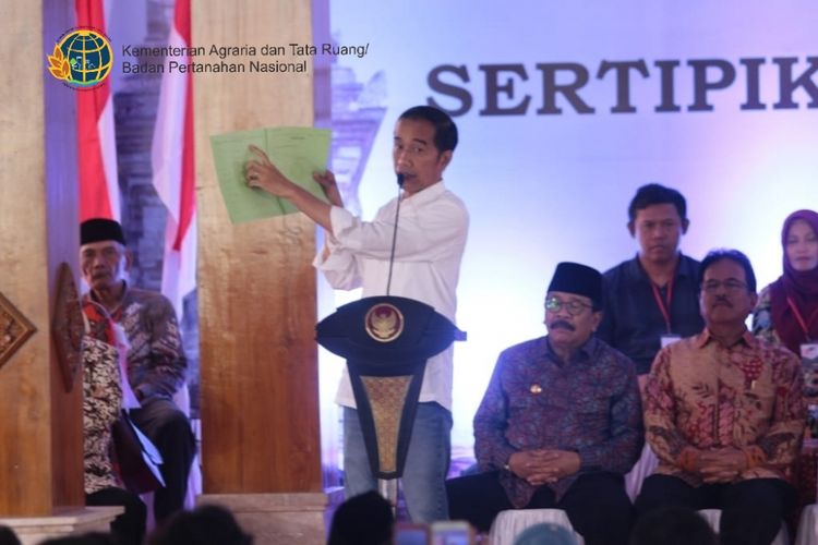 Presiden RI Joko Widodo didampingi Menteri ATR/Kepala BPN Sofyan A. Djalil menyerahkan sertifikat tanah secara langsung kepada 12 orang perwakilan di Kabupaten Blitar, Kamis (3/1/2019). 