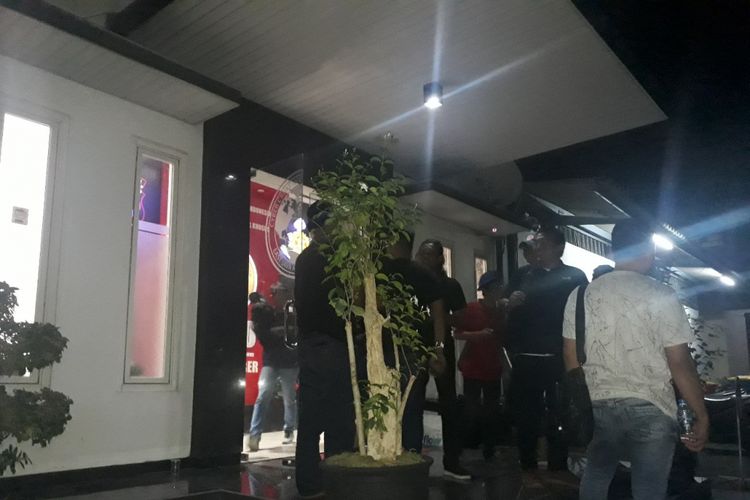 Artis VA dan seorang model berinisial AS masih diperiksa di ruang Cyber Crime Ditreskrimsus Polda Jawa Timur, Sabtu (5/1/2019) malam. 