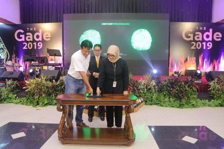 EVP DES Telkom Judi Achmadi (paling kiri) dan Direktur Keuangan dan Perencanaan Strategis Pegadaian Ninis Kesuma Adriani (paling kanan) melakukan prosesi scan sidik jari untuk menandai peresmian Go Live ERP-SAP Pegadaian disaksikan oleh Direktur Teknologi Informasi dan Digital Pegadaian Teguh Wahyono (tengah) di Jakarta, Rabu (2/1). 