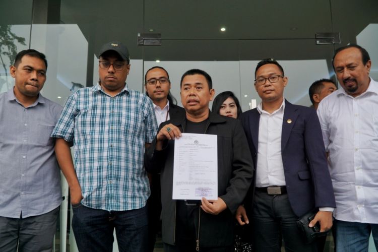 Manajemen Persebaya beserta pengacara melaporkan pemberitaan Jawa Pos di Polrestabes Surabaya, Senin (7/1/2019).