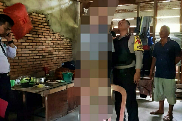 Petugas Polsek Bangkinang Barat bersama warga mengevakuasi Kakek Zainal yang tewas gantung diri di rumahnya di Dusun Mekar Sari, Desa Silam, Kecamatan Kuok, Kampar, Riau, Senin (7/1/2019).