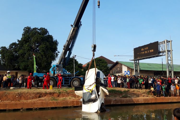 Proses evakuasi mobil innova yang nyemplung di Kalimalang, Jakarta Timur, Senin (7/1/2019)