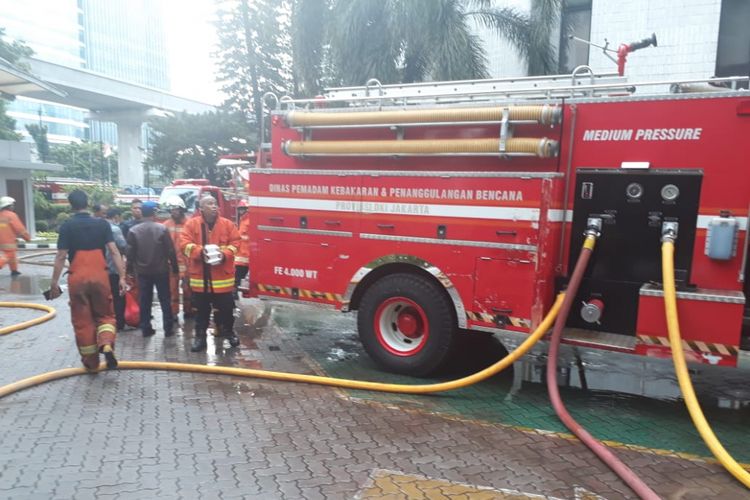 Pemadama kebakaran di Kementerian Hukum dan HAM di Jalan Rasuna Said pada Selasa (8/1/2019) pagi