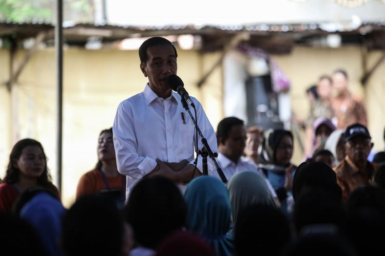 Presiden Joko Widodo memberikan pengarahan saat meninjau kegiatan Pemodalan Nasional Madani alias PNM di Lapangan Bola Perisma, Kelurahan Kalianyar, Kecamatan Tambora, Jakarta Barat, Rabu (8/1/2019). PNM yang akan ditinjau Presiden, yakni PNM Mekaar (Membina Ekonomi Keluarga Sejahtera). PNM Mekaar menekankan pada sisi membantu ibu-ibu prasejahtera menjadi sejahtera dengan cara memberi modal usaha dengan bantuan pelatihan serta pengembangan usahanya lewat bisnis usaha.