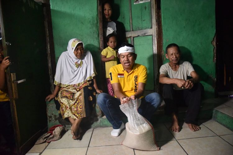 Ketua Tim Pemenangan Jokowi-Ma’ruf Amin Jawa Barat, Dedi Mulyadi mengunjungi rumah warga miskin demi memastikan tidak ada warga Jawa Barat yang kekurangan bahan pangan.