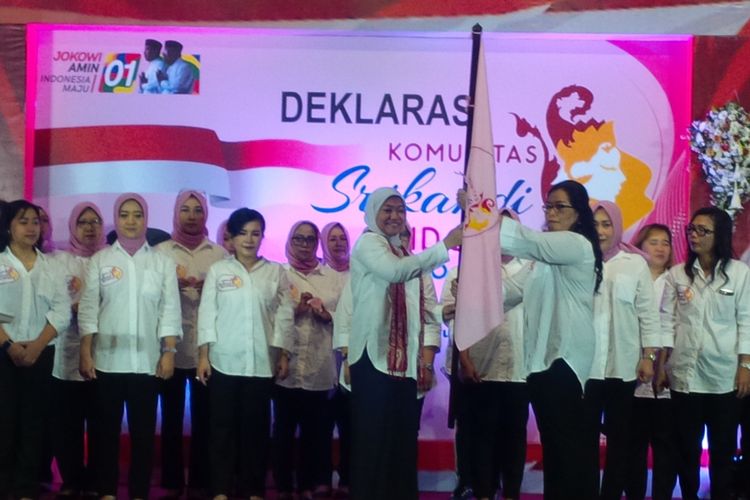 Komunitas Srikandi Indonesia beranggotakan ibu-ibu rumah tangga dan aktivis perempuan mendeklarasikan dukungan capres dan cawapres nomor urut 01, Jokowi-Maruf Amin di Gedung Graha Saba Buana Sumber, Banjarsari, Solo, Jawa Tengah, Rabu (9/1/2019).