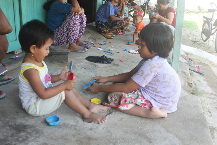 Dinda Aprilia Putri (6) yang mengalami lumpuh layu setelah mengalami demam tinggi. Keterbatasan tak bisa berjalan tidak membuat niatnya surut untuk sekolah.