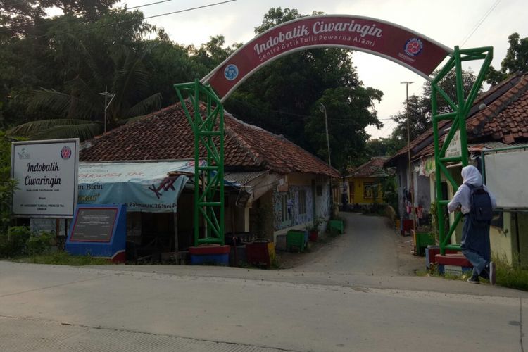 Pintu gerbang masuk sentra batik Ciwaringin di Desa Ciwaringin, Kecamatan Ciwaringin, Cirebon Kabupaten. Kecamatan Ciwaringin terdiri dari delapan desa. Dari delapan desa, cuma Desa Ciwaringin yang tumbuh menjadi sentra batik. 