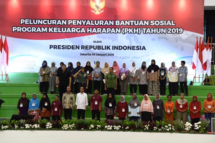 Presiden Joko Widodo saat membagikan program keluarga harapan (PKH) kepada 2.250 penerima di GOR Ciracas, Jakarta Timur, Kamis (10/1/2019).