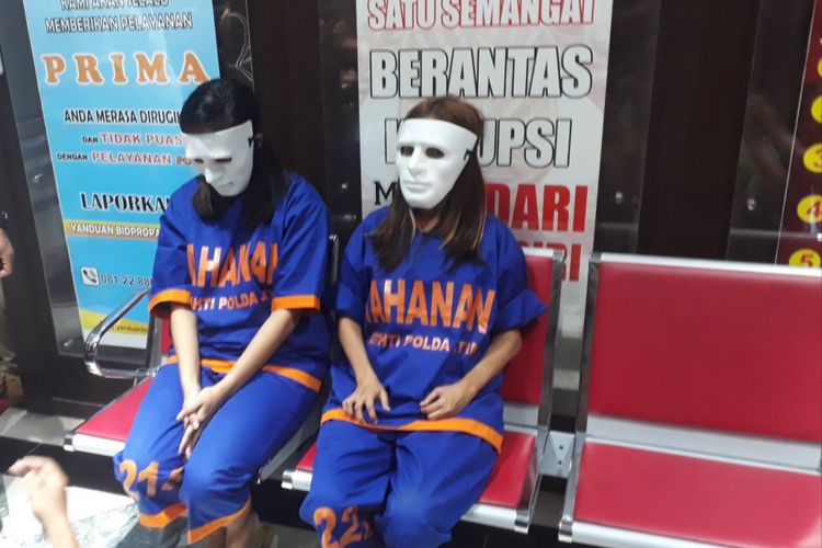 Tersangka mucikari ES dan TN di ruang Ditreskrimsus Polda Jatim, Kamis (10/1/2019)