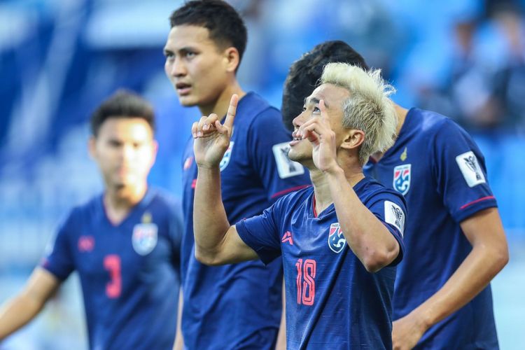 Pemain Thailand, Chanathip Songkrasin, merayakan golnya seusai membobol gawang Bahrain pada pertandingan kedua Grup A Piala Asia 2019, Kamis (10/1/2019).  