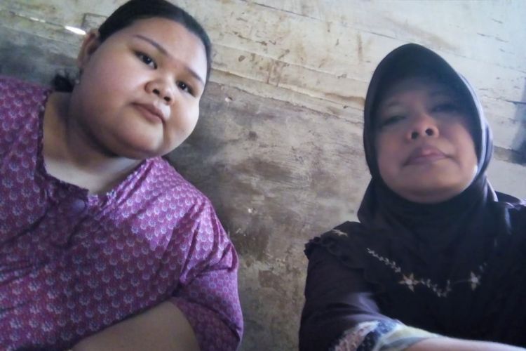 Silvia Dwi Susanti (kiri) saat foto bersama dengan dokter Fauziah NS, Kamis (10/1/2019).