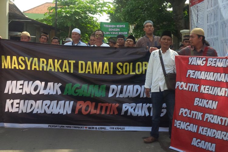 Aliansi Masyarakat Damai Soloraya menggelar aksi menolak agama dijadikan kendaraan politik praktis di depan Kantor Bawaslu Kota Surakarta Jalan Panembahan No 2 Penumping, Laweyan, Solo, Jawa Tengah, Jumat (11/1/2019).