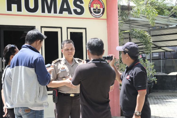 AKBP Wahyu Tri Cahyono, Kabid Humas Polda Gorontalo saat memberi keterangan ditangkapnya Kabag Ops Polres Boalemo