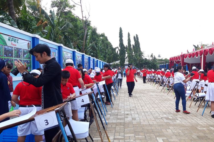 Siswa SD Tarakanita 5 Rawamangun saat membuat kertas daur ulang. Foto diambil pada Sabtu (12/1/2019)