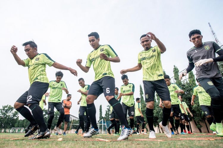 Para pemain Persebaya menjalani sesi latihan di Lapangan Polda Jatim, Jumat (11/1/2019).