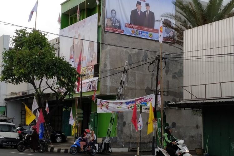 Baliho Mantan Panglima TNI, Jenderal (Purn) Gatot Numantyo yang sebelumnya terpasang sudah dilepas dari Kantor Posko BPN Prabowo-Sandi di Solo, Jawa Tengah, Minggu (13/1/2019).