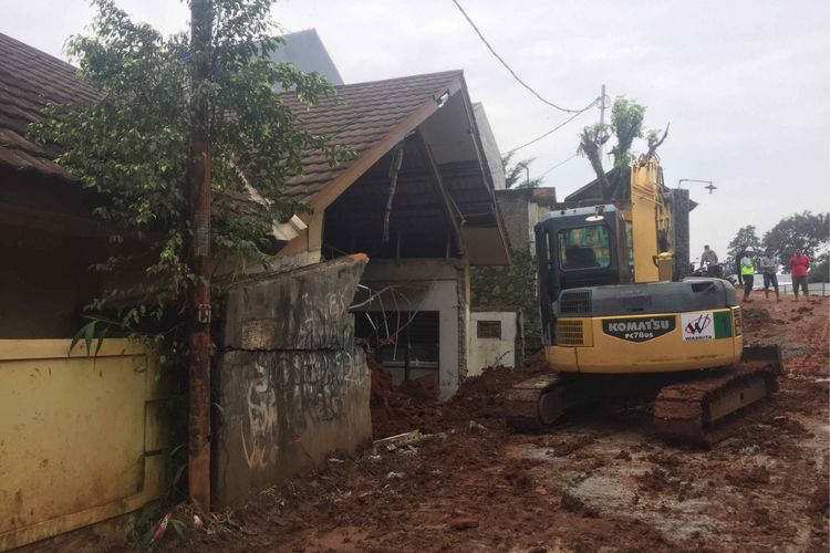 Bangunan SDN bambu Apus 01 Jalan Komplek Depag Kelurahan Bambu Apus, Pamulang, Tangerang rusak tertimpa truk proyek  To Serpong-Cinere, Minggu (14/1/2019) malam. Penanggung jawab proyek, PT Waskita Karya berjanji untuk membangun kembali bangunan sekolah, Senin (15/1/2019).