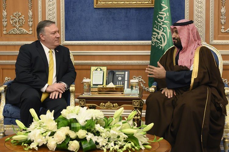 Menteri Luar Negeri Amerika Serikat MIke Pompeo ketika berbincang dengan Putra Mahkota Arab Saudi Mohammed bin Salman di Riyadh pada 14 Januari 2019.