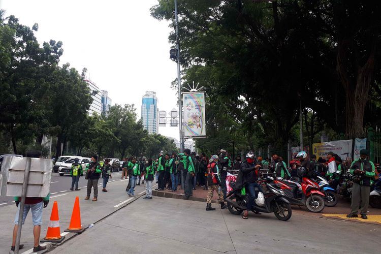 Para pengemudi ojek online yang mengikuti aksi damai 151 berkumpul di depan lokasi parkir IRTI, Monas, Selasa (15/1/2019).