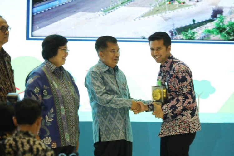Bupati Trenggalek Emil Elestianto Dardak (membawa Adipura),menerima Penghargaan Adipura yang di serahkan langsung oleh Wakil Presiden Jusuf Kalla Di Jakarta Senin (14/01/2019) kemarin.