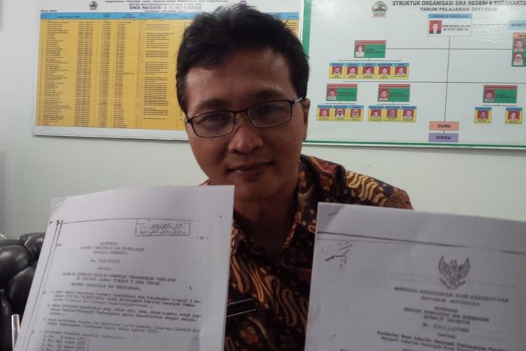Kepala Sekolah SMAN 6 Surakarta Agung Wijayanto menunjukkan SK berdirinya SMPP dan berubah nama menjadi SMAN 6 Surakarta di Solo, Jawa Tengah, Rabu (16/1/2019).