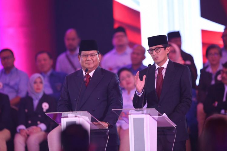 Pasangan Calon Presiden dan Wakil Presiden nomor urut 2, Prabowo Subianto dan Sandiaga Uno, menyampaikan visi misi  di debat pertama Pilpres 2019 di Hotel Bidakara, Jakarta, Kamis (17/1/2019).

