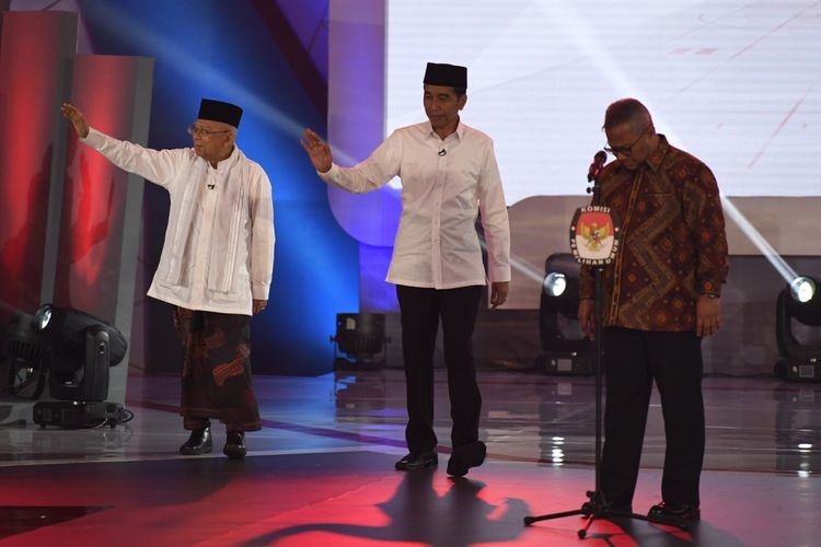 Capres-cawapres nomor urut 01 Joko Widodo (tengah) -Maruf Amin (kiri) tiba untuk mengikuti debat pertama Pilpres 2019, di Hotel Bidakara, Jakarta, Kamis (17/1/2019). Debat tersebut mengangkat tema Hukum, HAM, Korupsi, dan Terorisme. 