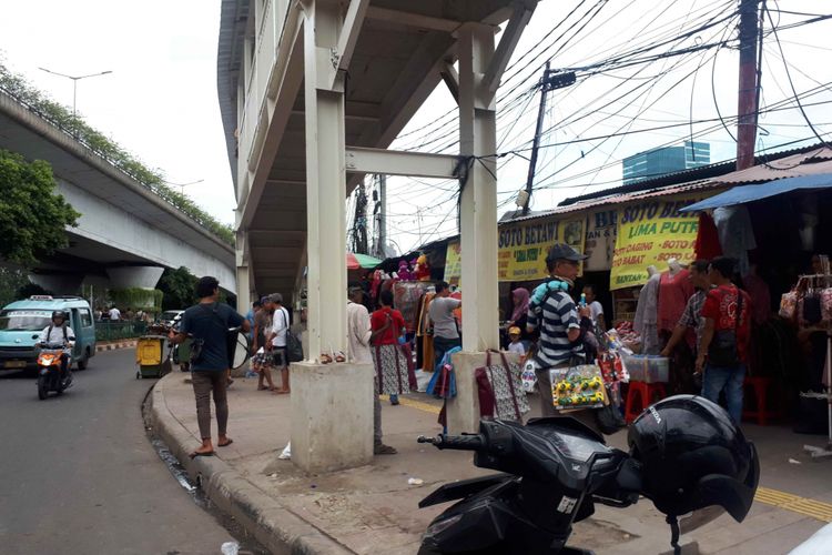 Suasana trotoar Tanah Abang setelah aksi bentrokan antara PKL dan petugas Satpol PP terjadi pada Kamis (17/1/2019).