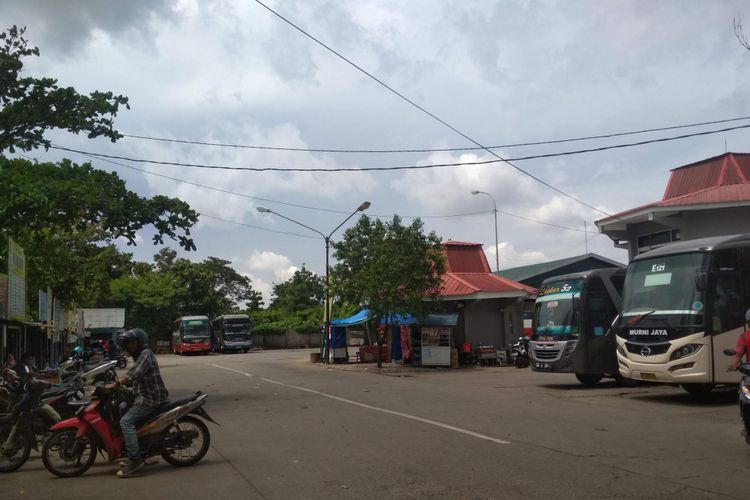 Aktivitas di Terminal Klari, Kabupaten Karawang, Kamis (17/1/2019). Mulai 1 Februari 2019, bus AKAP dan AKDP tidak diperbolehkan masuk Terminal Klari. Bus AKAP dan AKDP dialihkan ke Cikampek.