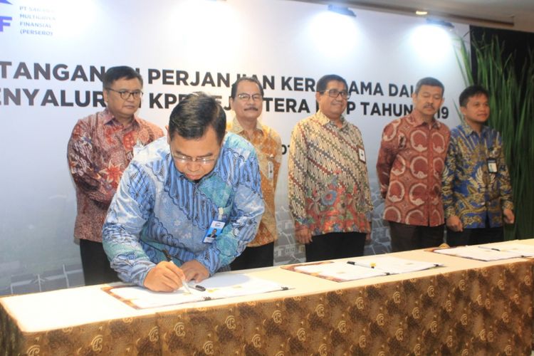 Direktur UTama PT Sarana Multigriya Finansial (Persero) Ananta Wiyogo menandatangani Perjanjian Kerjasama Operasional (PKO) dengan Bank Penyalur KPR FLPP, Kamis (17/1/2019).