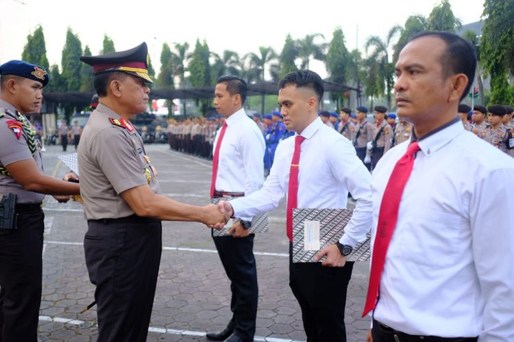 Kapolda Riau Irjen Pol Widodo Eko Prihastopo menyampaikan selamat kepada para personel Polresta Pekanbaru yang meraih penghargaan, Kamis (17/1/2019).