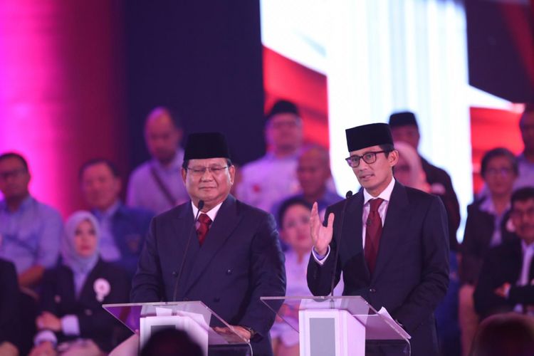 Pasangan Calon Presiden dan Wakil Presiden nomor urut 2, Prabowo Subianto dan Sandiaga Uno, menyampaikan visi misi  di debat pertama Pilpres 2019 di Hotel Bidakara, Jakarta, Kamis (17/1/2019).
