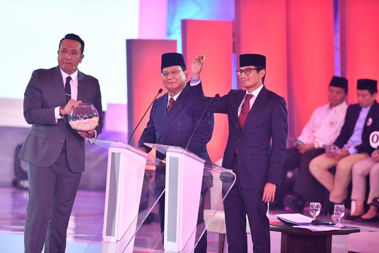 Pasangan nomor urut 02 Prabowo Subianto (tengah) dan Sandiaga Uno (kanan) mengambil undian pertanyaan saat debat pertama Pilpres 2019, di Hotel Bidakara, Jakarta, Kamis (17/1/2019). Debat tersebut mengangkat tema Hukum, HAM, Korupsi, dan Terorisme. 