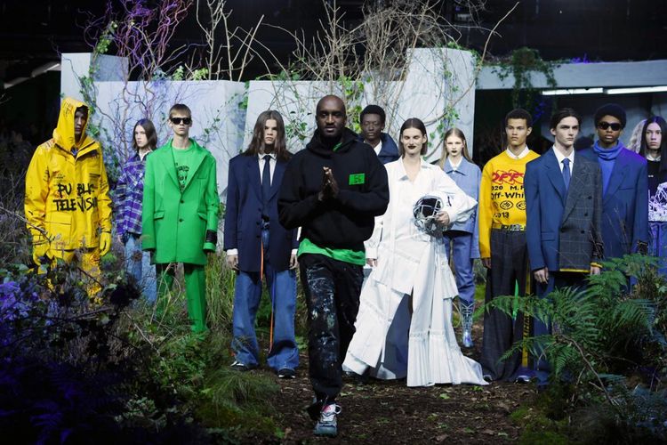 Virgil Abloh (tengah) bersama para model yang memeragakan busana Off-White di ajang Paris Fashion Week. 
