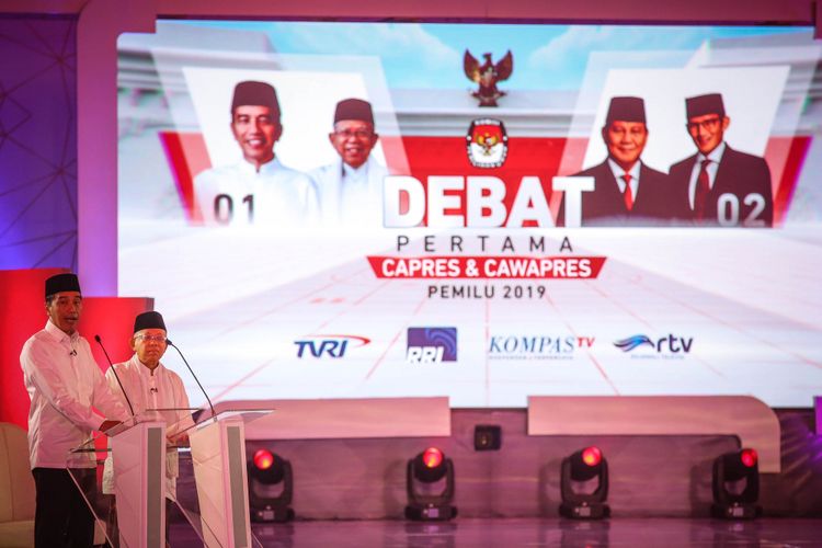 Pasangan calon presiden dan wakil presiden nomor urut 1, Joko Widodo dan Maruf Amin memberikan penjelasan saat debat pilpres pertama di Hotel Bidakara, Jakarta Selatan, Kamis (17/1/2019). Tema debat pilpres pertama yaitu mengangkat isu Hukum, HAM, Korupsi, dan Terorisme.