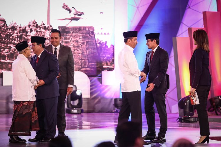 Pasangan calon presiden dan wakil presiden nomor urut 1, Joko Widodo dan Maruf Amin beserta pasangan calon presiden dan wakil presiden nomor urut 2, Prabowo Subianto dan Sandiaga Uno berjabat tangan setelah debat pilpres pertama di Hotel Bidakara, Jakarta Selatan, Kamis (17/1/2019). Tema debat pilpres pertama yaitu mengangkat isu Hukum, HAM, Korupsi, dan Terorisme.