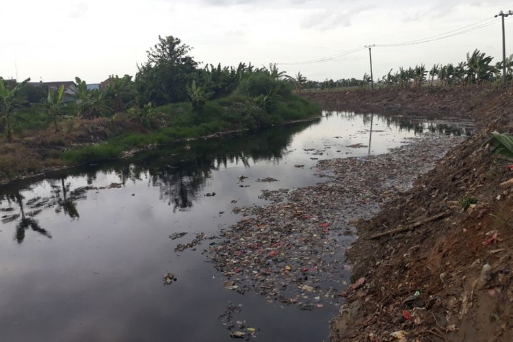 Kondisi Kali Pisang Batu, Tarumajaya, Kabupaten Bekasi setelah lautan sampah yang menutupi permukaan kali selesai diangkut, Kamis (17/1/2019).