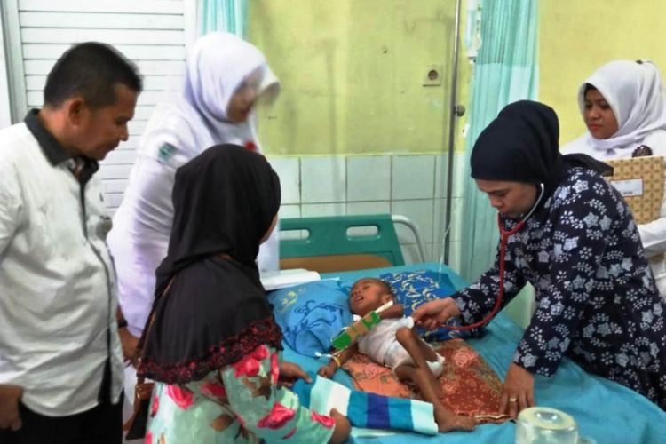 Dokter memeriksa kondisi penderita gizi buruk akut Intan Zahar (4) di Rumah Sakit Umum (RSU) Cut Meutia, Kabupaten Aceh Utara, Jumat (18/1/2019)