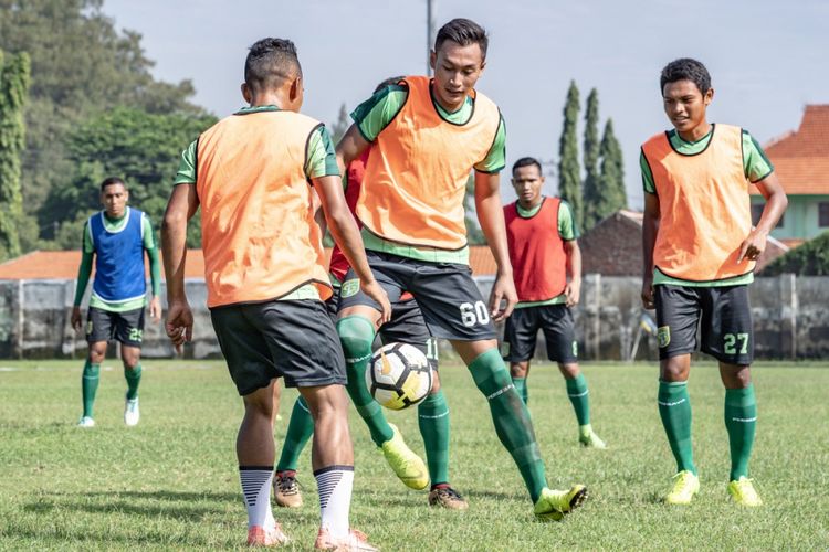 Pemain anyar Persebaya Surabaya, Hansamu Yama Pranata, mwngikuti sesi latihan bersama rekan-rekannya di Stadion Jenggolo, Sidoarjo, Jumat (18/1/2019).
