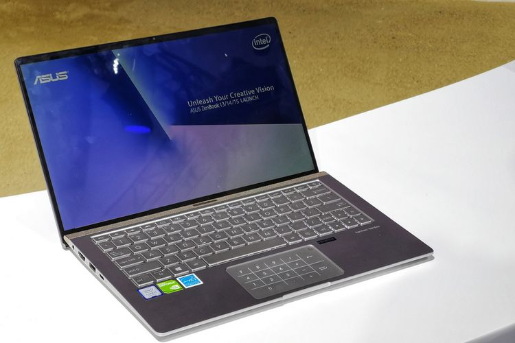 Varian teratas dari ketiga laptop ZenBook turut dibekali touchpad yang sekaligus merangkap sebagai numpad. Meski bingkai layarnya tipis, Asus masih bisa menyematkan webcam sekaligus kamera infra merah di sisi atas bezel.
