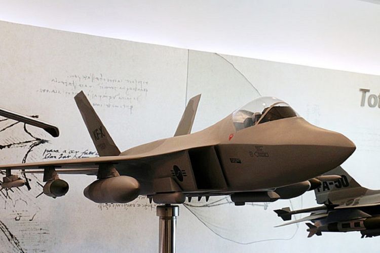 Model pesawat tempur KF-X ini ditampilkan di bagian depan perusahaan penerbangan Korea Aerospace Industries (KAI) di Sacheon, Korea Selatan, Jumat (6/4/2018). Riset untuk pembuatan prototipe pesawat tempur generasi 4,5 ini masih berlangsung sampai 2021. Adapun proyek dijadwalkan rampung pada 2026 dengan produksi 250 pesawat tempur untuk Korea dan Indonesia.