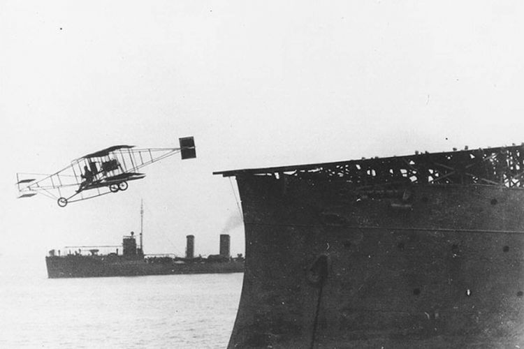 Eugene Ely membuat pesawat lepas landas pertama dari kapal penjelajah USS Birmingham di Hampton Roads.