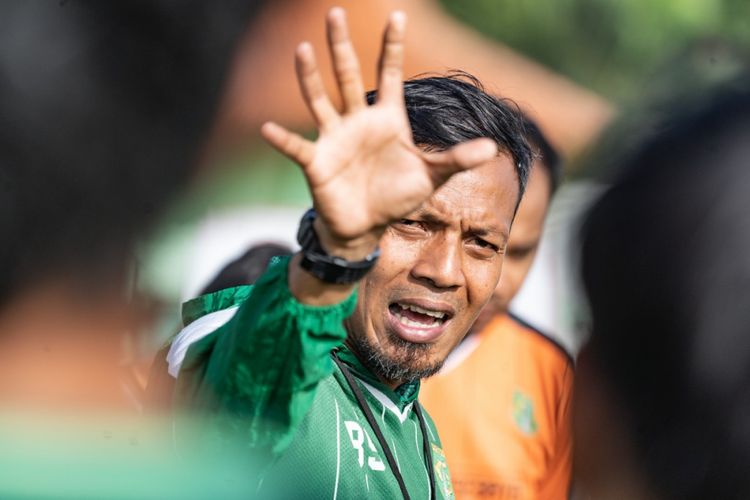 Asisten Pelatih Persebaya Surabaya, Bejo Sugiantoro.