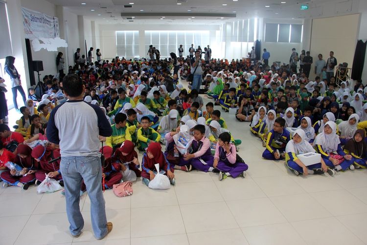 Sejumlah pelajar menunjukan beberapa alat-alat yang mereka gunakan dalam uji coba praktek dalam kegiatan Gramedia Science Olympic 2019 di Gramedia Cipto Kota Cirebon, Sabtu (19/1/2019). Kegiatan kerjasama banyak pihak ini merupakan upaya untuk mencari dan melahirkan ilmuwan ilmuan muda di Indonesia. 