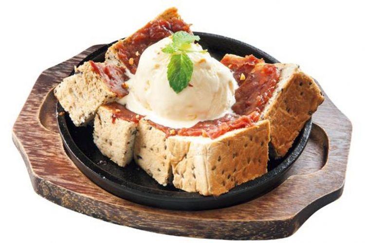 “Teppan Ogura toast” seharga 650 yen. Desserts  dengan sensasi “panas dan dingin” ini dimakan dengan pisau dan garpu. 