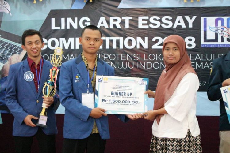 Agung Purwandoko dan Muhammad Fawaid As?ad ketika menerima penghargaan dalam kompetisi The Annual Ling 11th Art Essay Competition 2018.