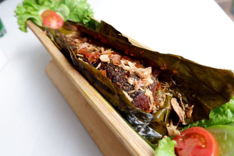 Ikan Patin Bakar Bambu merupakan satu dari lima makanan menu presiden di Sambara Resto.