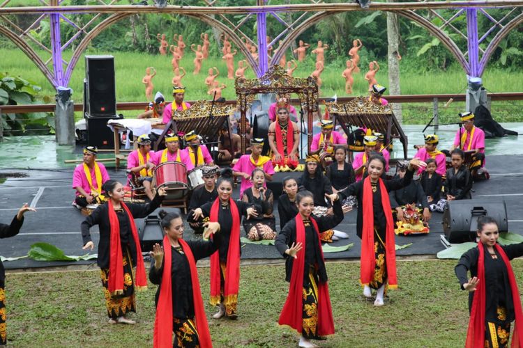 Sendratari Meras Gandrung melibatkan seniman Banyuwangi untuk tampil di Taman Gandrung Terakota Banyuwangi